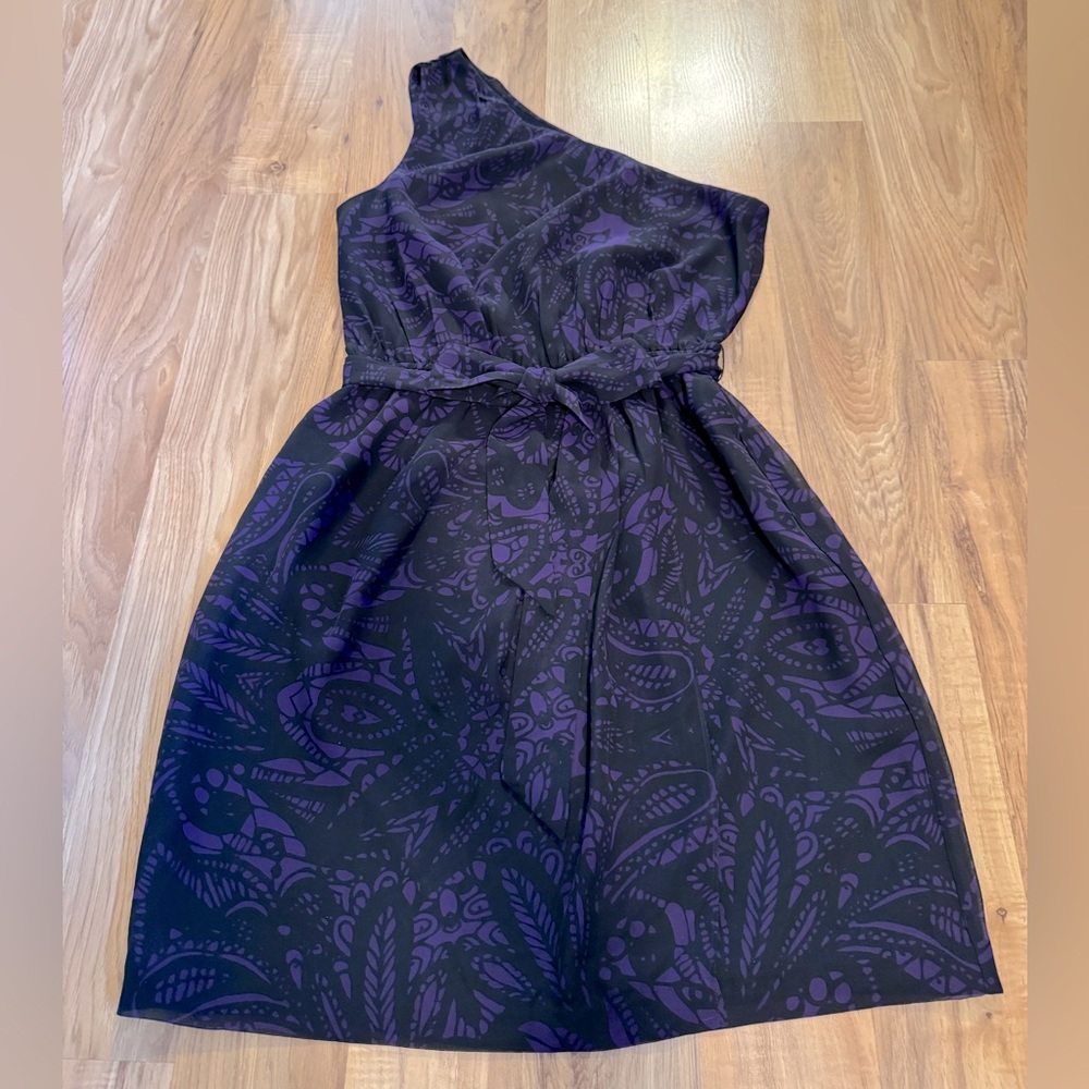 Express On Shoulder Chiffon Belted Dress Women’s XS Purple/ Black Lined Elastic